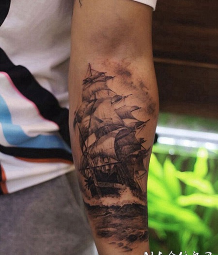 无惧风浪，手臂好看的帆船纹身图案