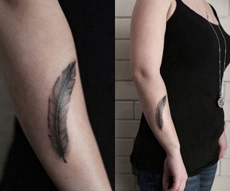 女生小臂黑灰小清新羽毛纹身图案