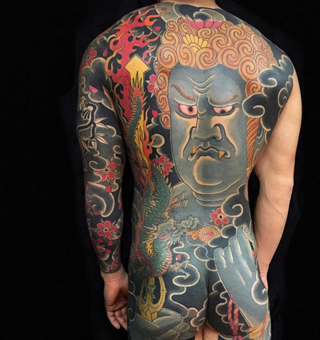 男性满背个性的不动明王纹身图案