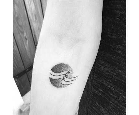 小臂点刺线条小图案纹身