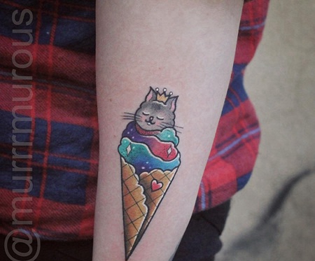 小臂冰淇淋上的星空云朵和猫咪纹身图案