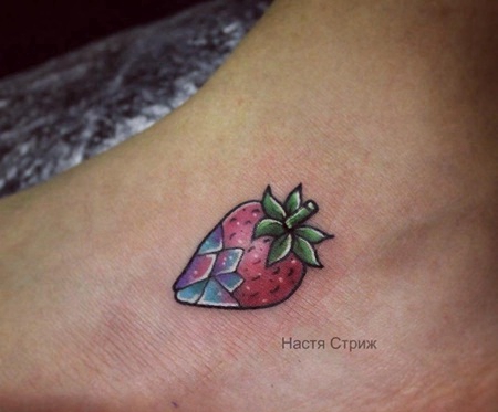 脚背彩色小清新可爱星空草莓纹身图案