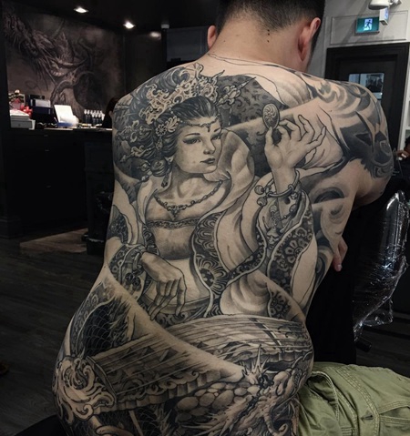 男性满背黑灰艺妓龙纹身图案