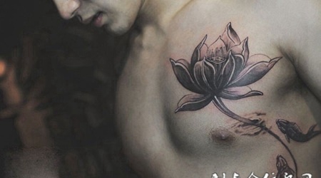 荷塘守护者，胸部莲花和鲤鱼刺青