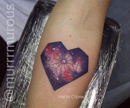 小臂美丽的小清新几何爱心星空纹身图案