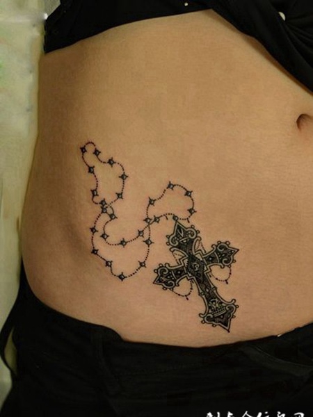 腰部漂亮的十字项链纹身