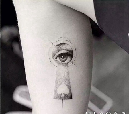 腿部造型奇特的心形和眼球纹身