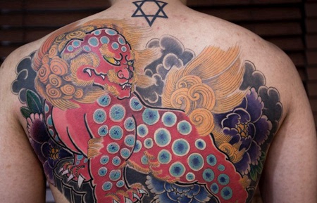 背部传统彩绘唐狮纹身图案