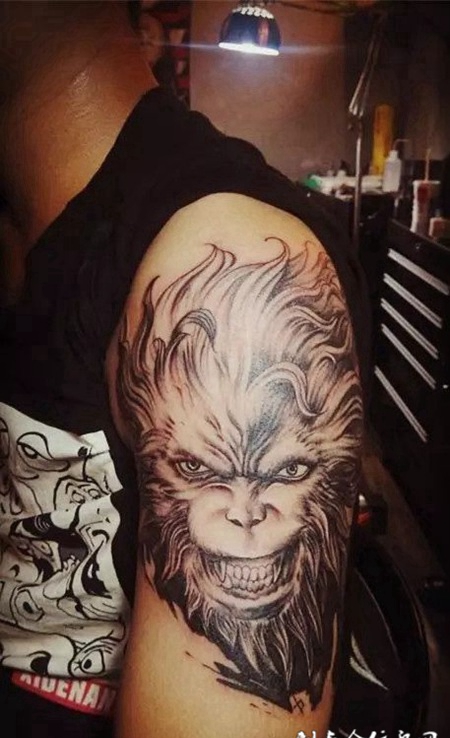 手臂顽皮可爱的孙大圣刺青