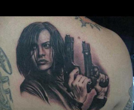 背部美女杀手肖像纹身图案