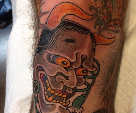 腿部个性彩绘的般若纹身图案