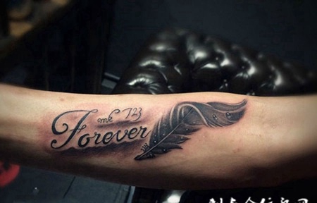 一羽传情，手臂羽毛与英文小清新纹身