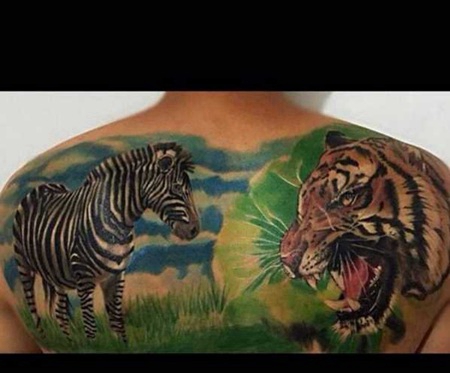 背部草原上老虎与斑马纹身图案
