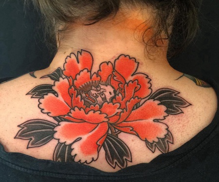 背部彩色的菊花般若纹身图案