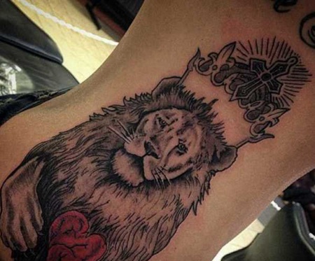 腰部狮子国王破碎的心纹身图案
