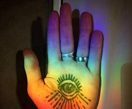 手掌心个性的眼睛纹身图案