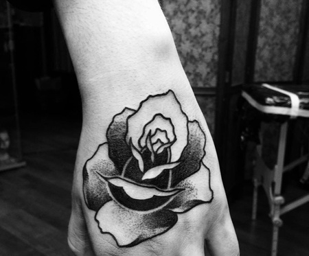 手背黑白点刺玫瑰纹身图案