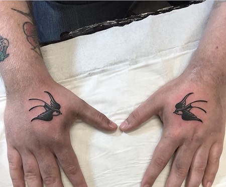 两只手背相同的燕子纹身图案