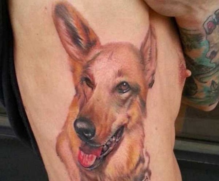 腰部可爱的狗和英文字母纹身图案