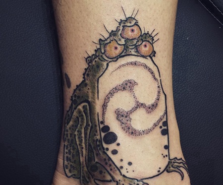 脚踝三只眼睛的蛤蟆纹身图案