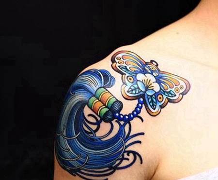 肩部蝴蝶蓝色绳结纹身图案