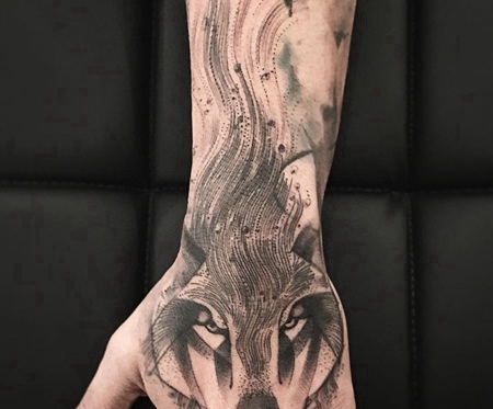 手背设计个性的线条狼纹身图案