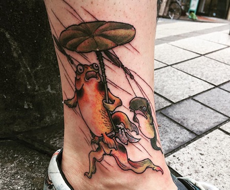 脚踝上拿伞多躲雨的青蛙纹身图案