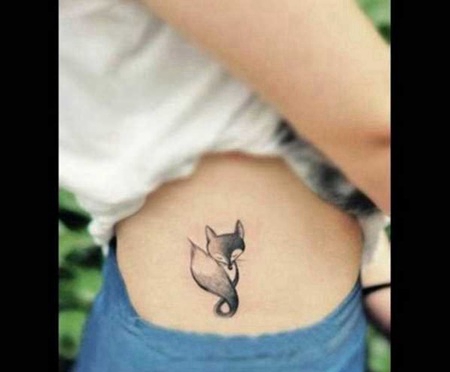 腰部可爱精致的小狐狸纹身图案