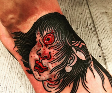 脚部恐怖的妖怪纹身图案