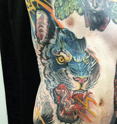 腹部和腰部一只彩绘老虎纹身图案