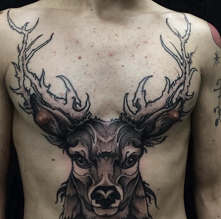 胸前大面积麋鹿头纹身图案