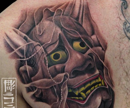 胸部彩色的惊恐般若纹身图案