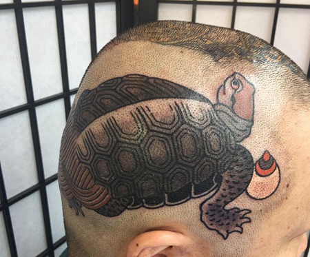 头部一只乌龟纹身图案