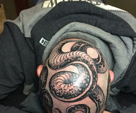 头部黑色的蛇纹身图案