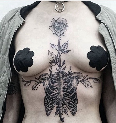 腹部超个性的玫瑰骷髅黑灰纹身图案