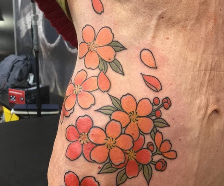 腹部彩色的樱花纹身图案