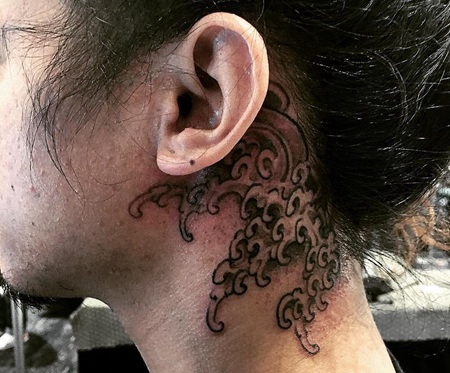 脖子黑灰浪花纹身图案