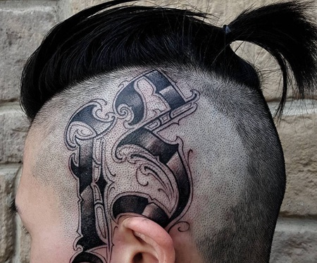 头部上花体字母纹身图案