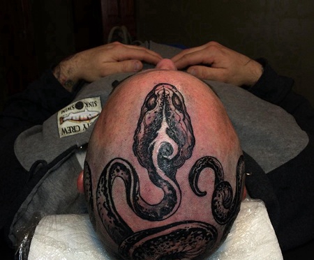 头部黑色恐怖的蛇纹身图案