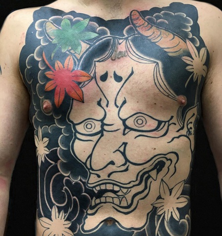 腹部大面积的般若纹身图案