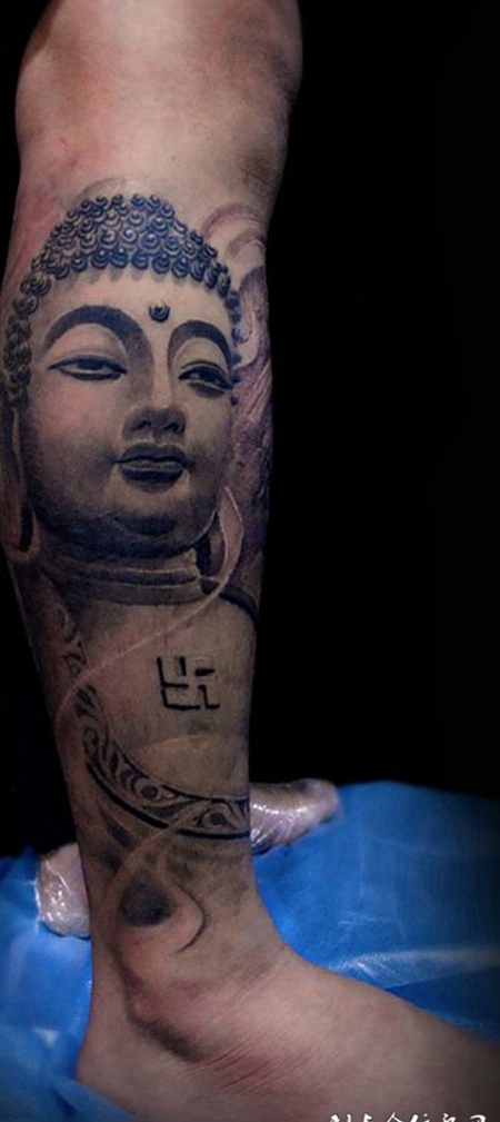 腿部立体的佛像刺青