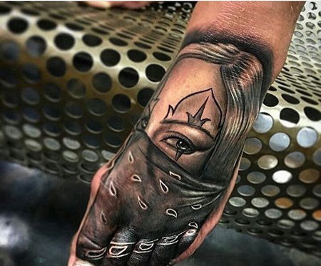 脚背黑色的忍者纹身图案