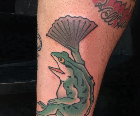 脚踝拿扇子的青蛙纹身图案
