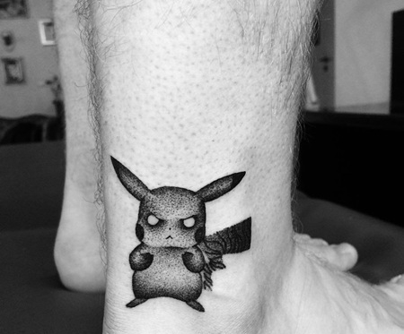 脚踝愤怒的皮卡丘卡通纹身图案