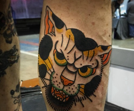 小腿彩色的豹子头纹身图案