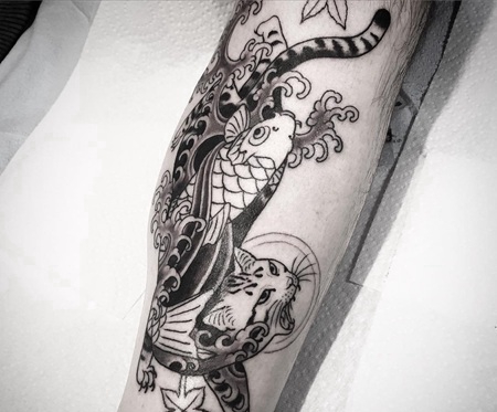 大腿纹身猫鲤鱼纹身图案