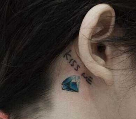 耳背一颗钻石字母纹身图案