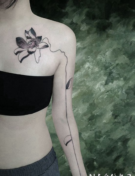 清新淡雅的莲花刺青