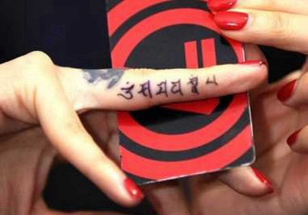 女生手指上梵文纹身图案