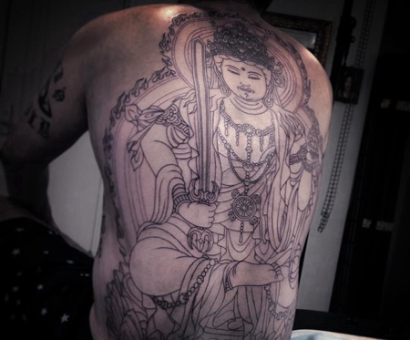 男性满背黑色线条菩萨纹身图案